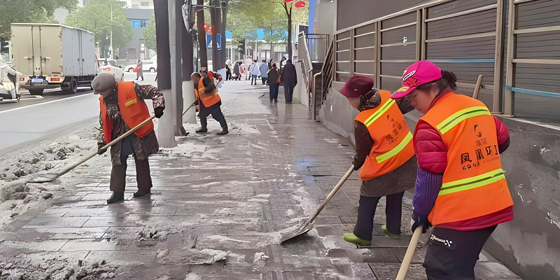 湖南凤凰：全城扫雪除冰 齐心协力保畅通